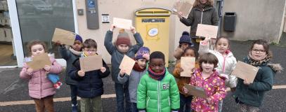 Sortie à La Poste avec les élèves de petite et moyenne sections