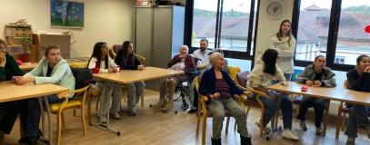 A la maison de retraite découverte des métiers et petits jeux avec les résidents