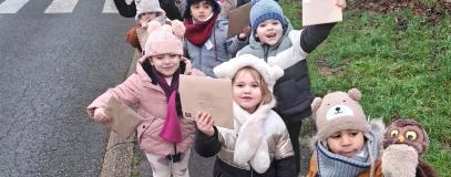 Les élèves de petite section sont allés à la poste déposer leur carte de bonne année. 