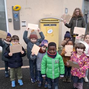 Sortie à La Poste avec les élèves de petite et moyenne sections